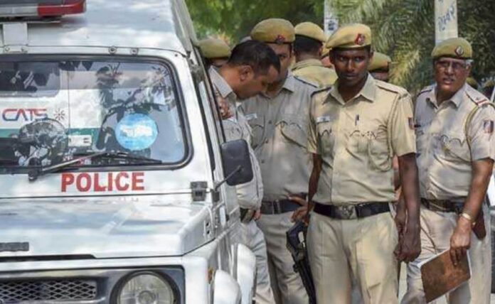 Delhi Police raids fake call center in Guru Arjun Nagar roadside assistance scam 2026