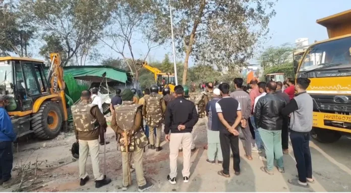 उज्जैन सड़क चौड़ीकरण के लिए मंदिर विस्थापन पर दो पक्षों में विवाद हुआ