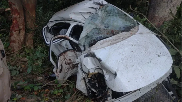 नैनीताल-कालाढूंगी मार्ग पर दुर्घटनाग्रस्त टेंपो ट्रैवलर और रेस्क्यू ऑपरेशन।