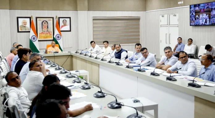 मुख्यमंत्री योगी आदित्यनाथ अधिकारियों के साथ बैठक करते हुए