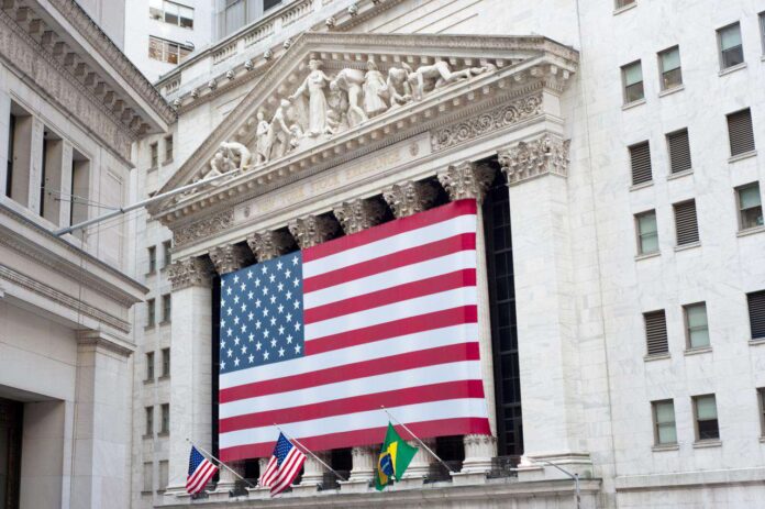 वॉल स्ट्रीट पर हलचल: वैश्विक अनिश्चितता के बीच सुधार की राह पर अमेरिकी बाजार।